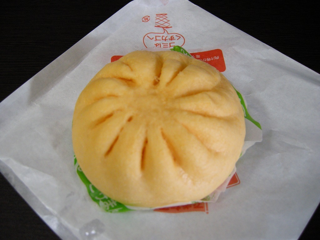 ファミリーマートの「ピザまん」を食べてみた