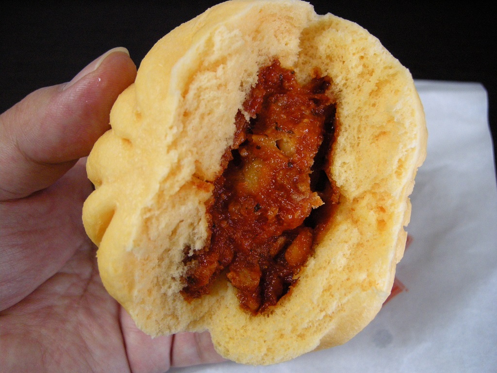 ファミリーマートの「ピザまん」を食べてみた