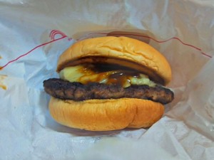 とびきりハンバーグサンド デミグラスソース アリゴ添え(2)