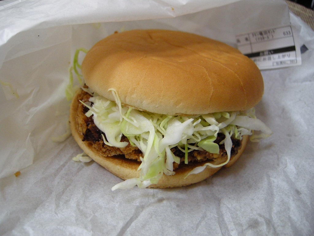 溢れるほどのネギとアボカドがそれぞれ入った ねぎマヨumamiチキン竜田サンド 2種アボカドとクリームチーズのumamiチキン竜田サンド を ファーストキッチンで食べてきた Gigazine